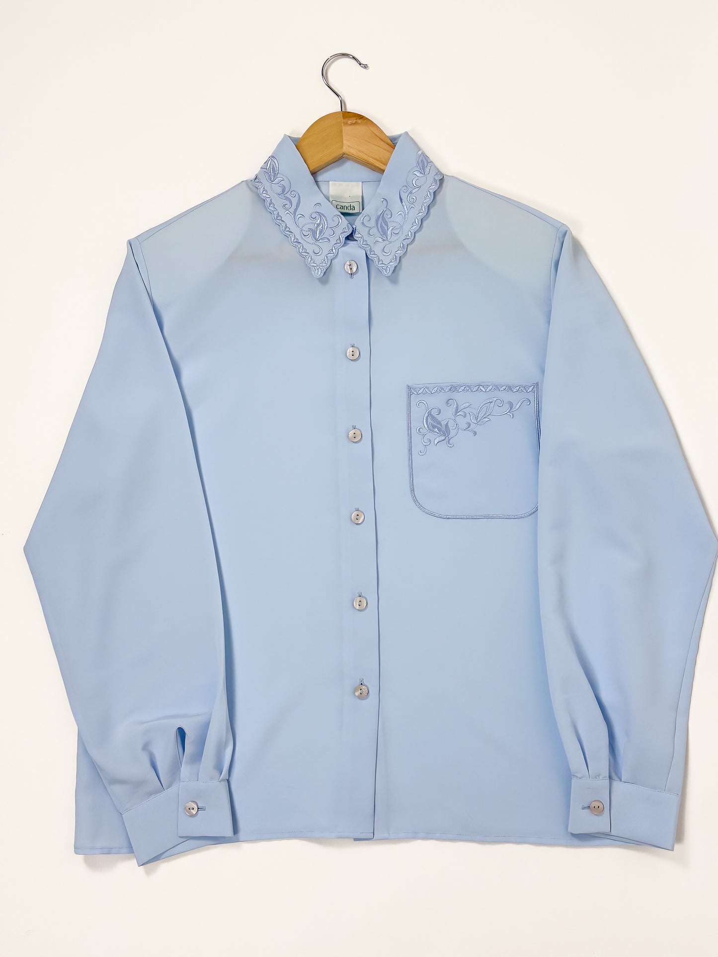 CAMICIA VINTAGE CELESTE CON DETTAGLI RICAMATI