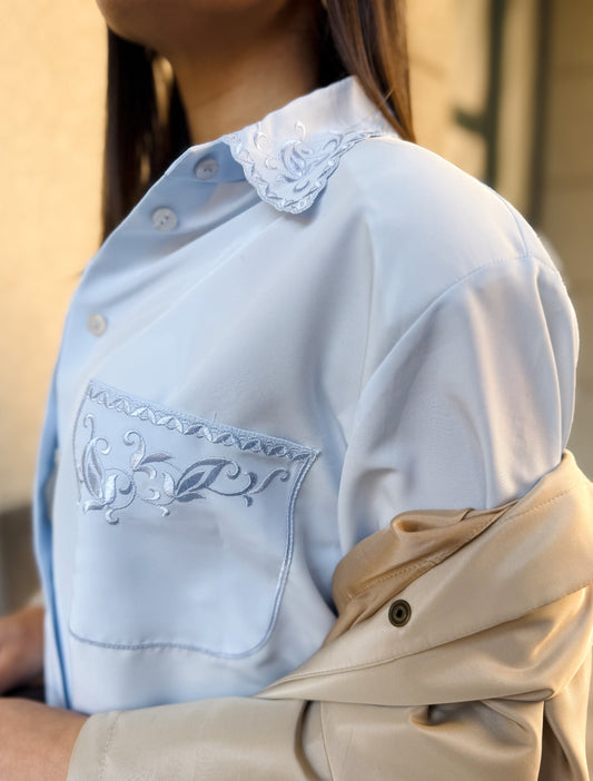 CAMICIA VINTAGE CELESTE CON DETTAGLI RICAMATI