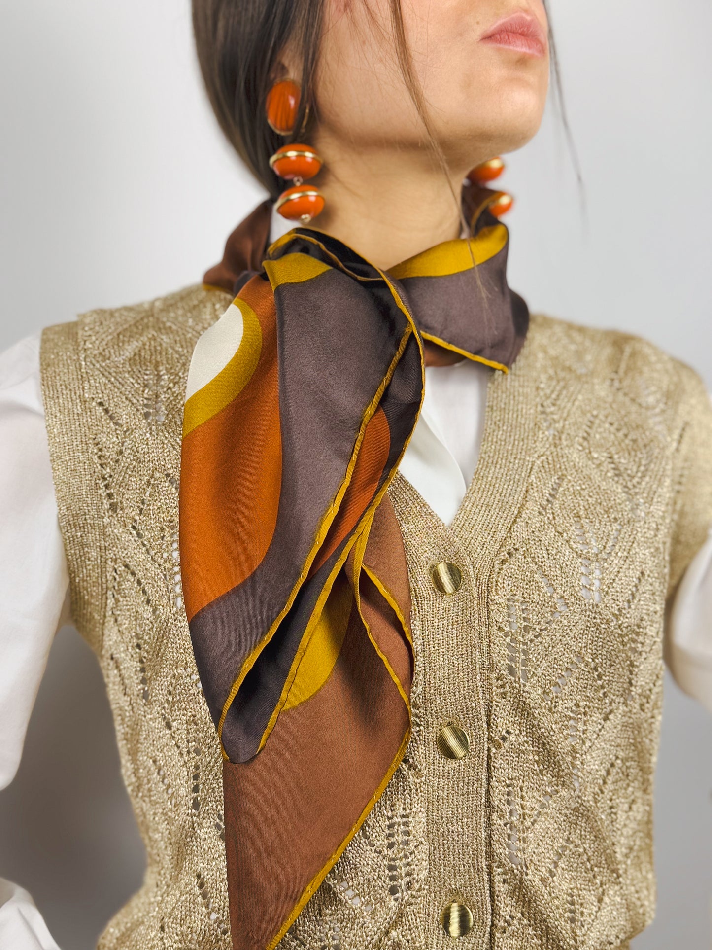 outfit con orecchini a clip vintage