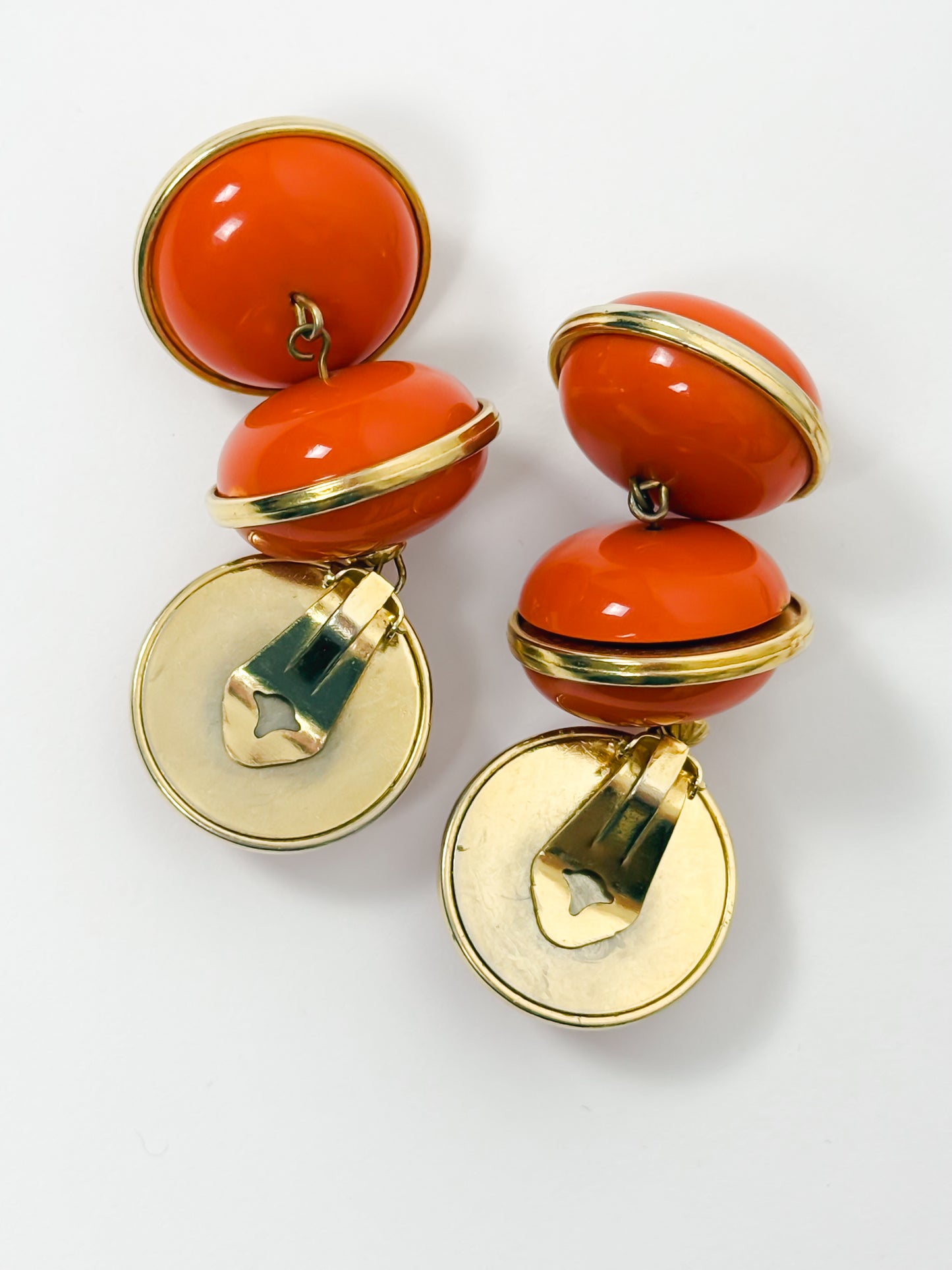 dettaglio orecchini vintage con clip