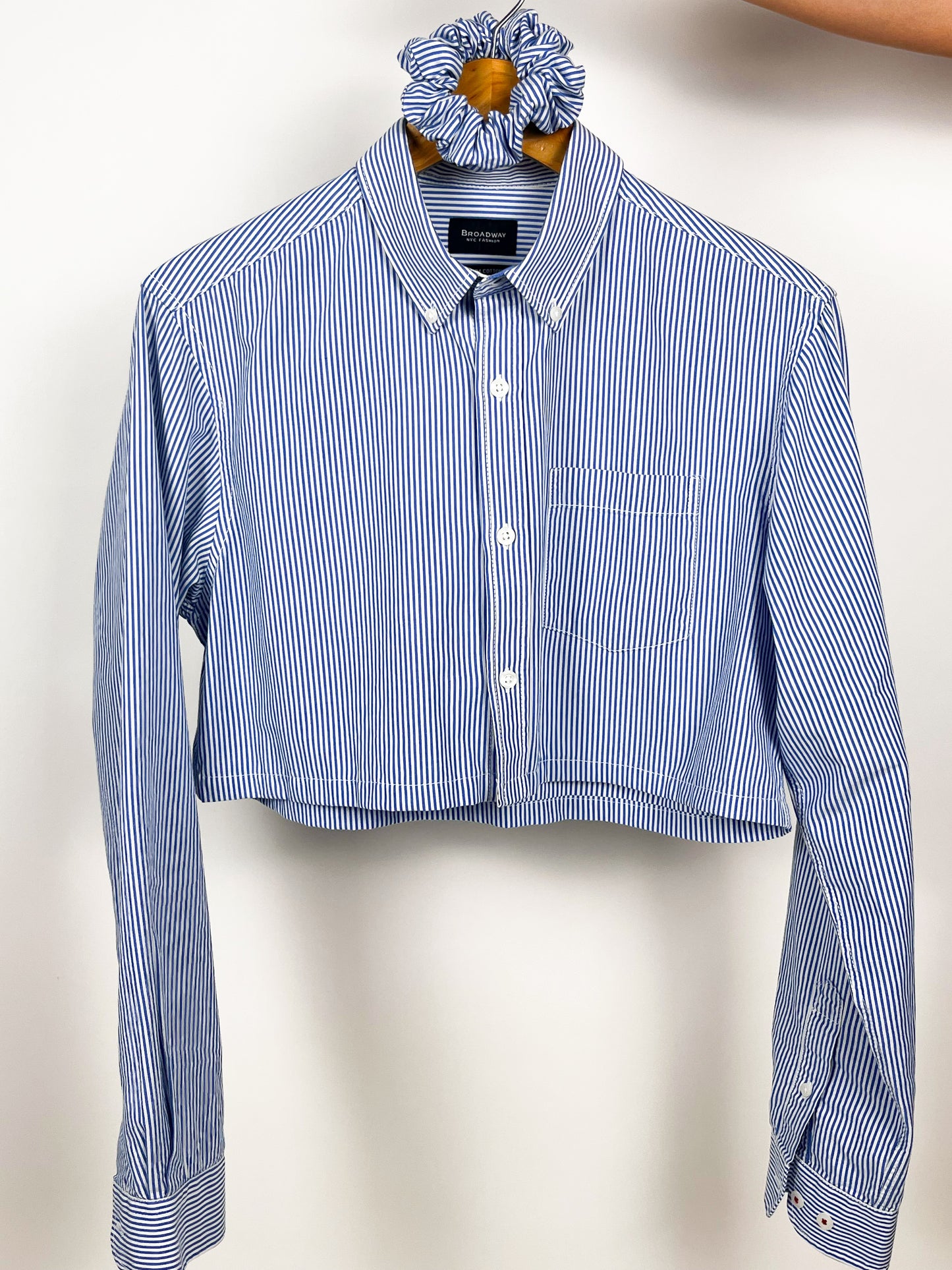 Camicia Cropped Vintage a Righe Azzurre con Scrunchie