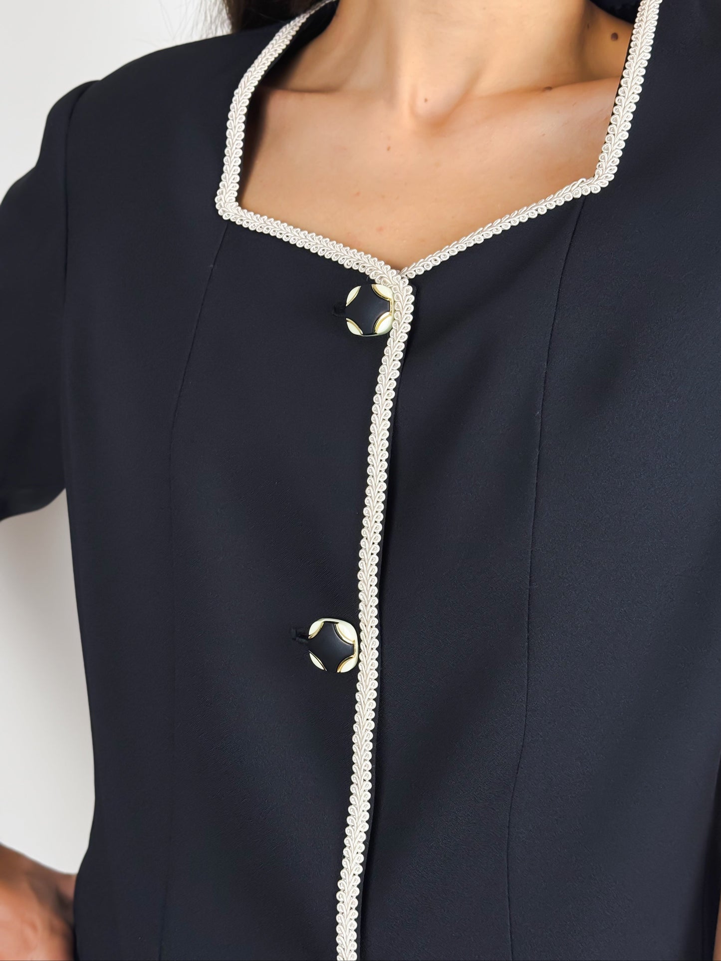 Giacca vintage sartoriale nera con bordi bianchi e spalline imbottite – anni ’80