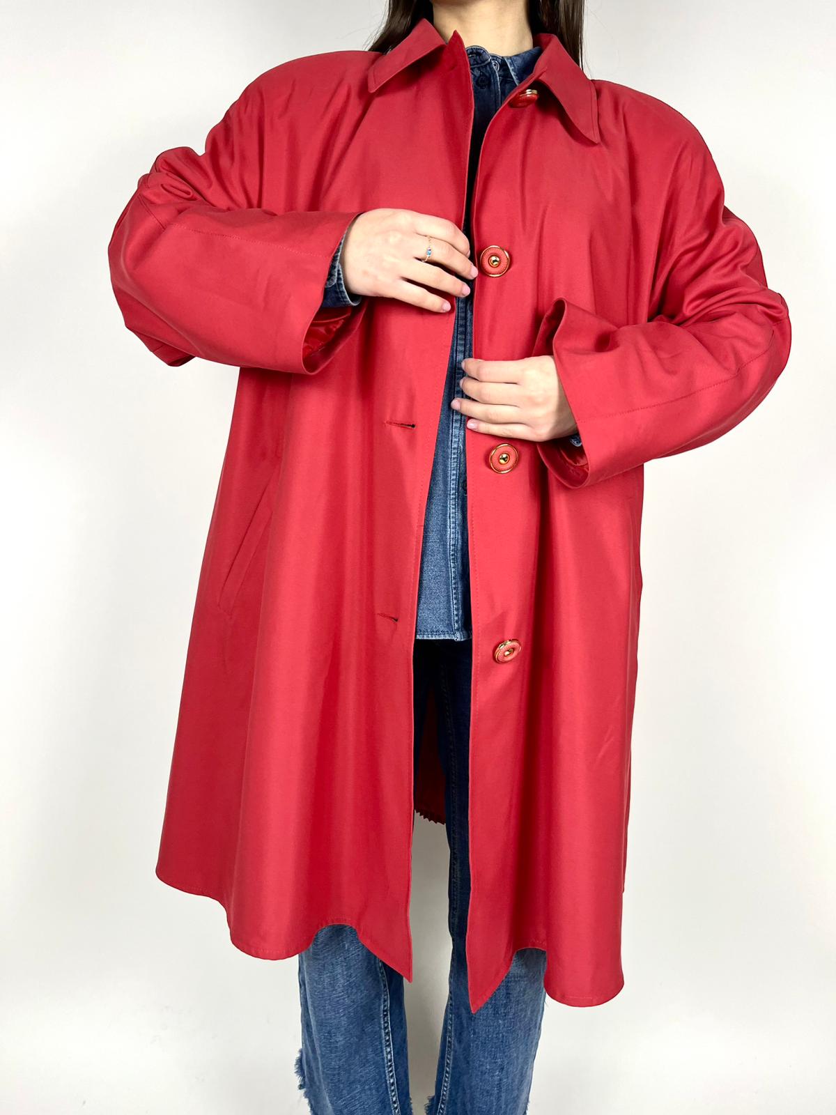 Trench vintage rosso con inserto plissé sul retro – anni ’90