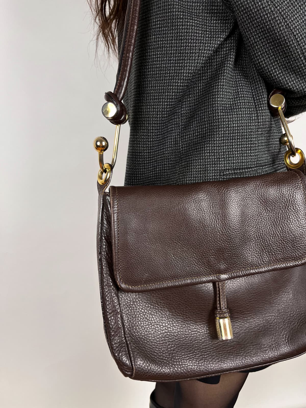 Borsa vintage in pelle marrone con dettagli dorati