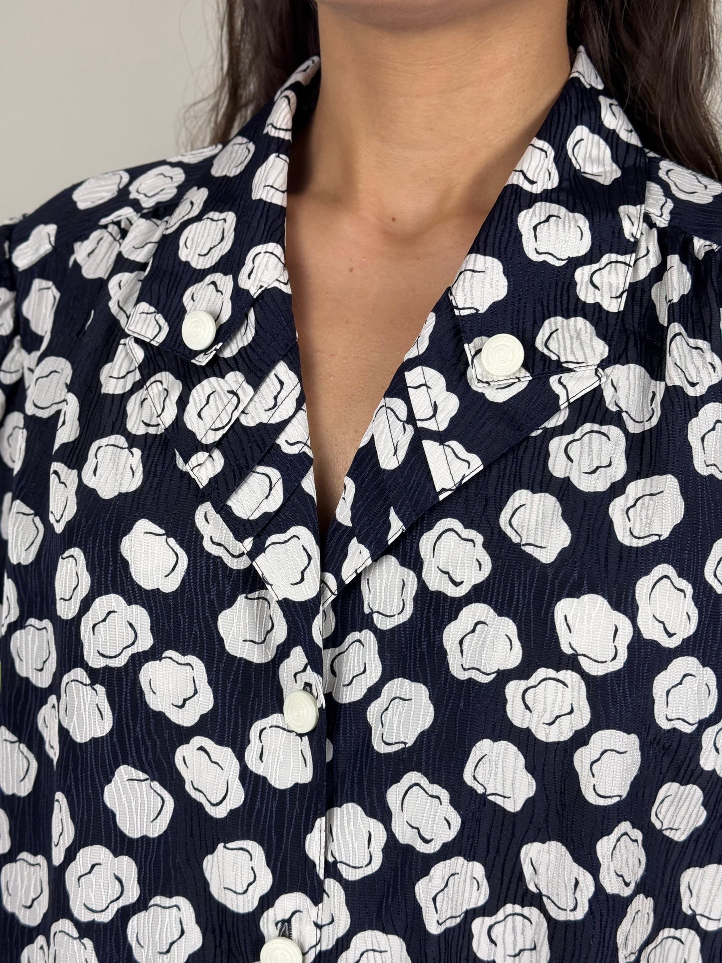 Blusa Vintage Anni '80 Fiori Bianchi su Blu | West Germany | Poliestere