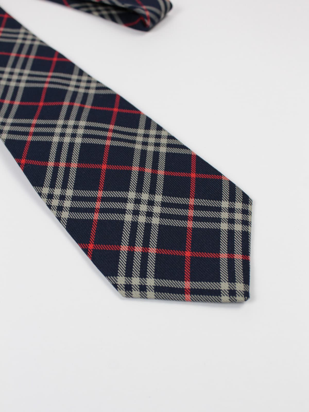 Cravatta Vintage Burberry’s in Seta 100% Tartan Blu Navy, Rosso e Beige – Anni ’90