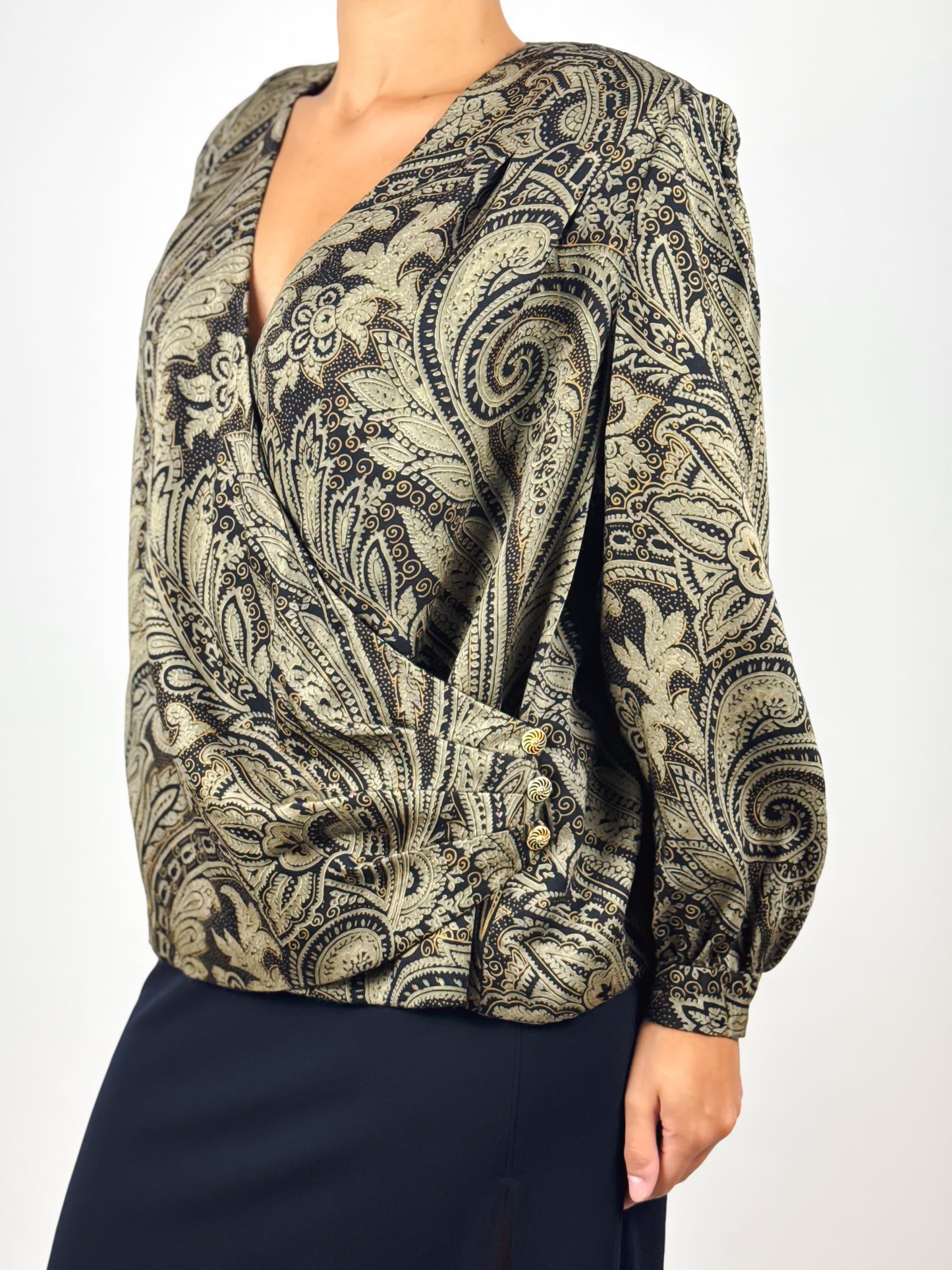 Blusa vintage sartoriale con fantasia paisley dorata