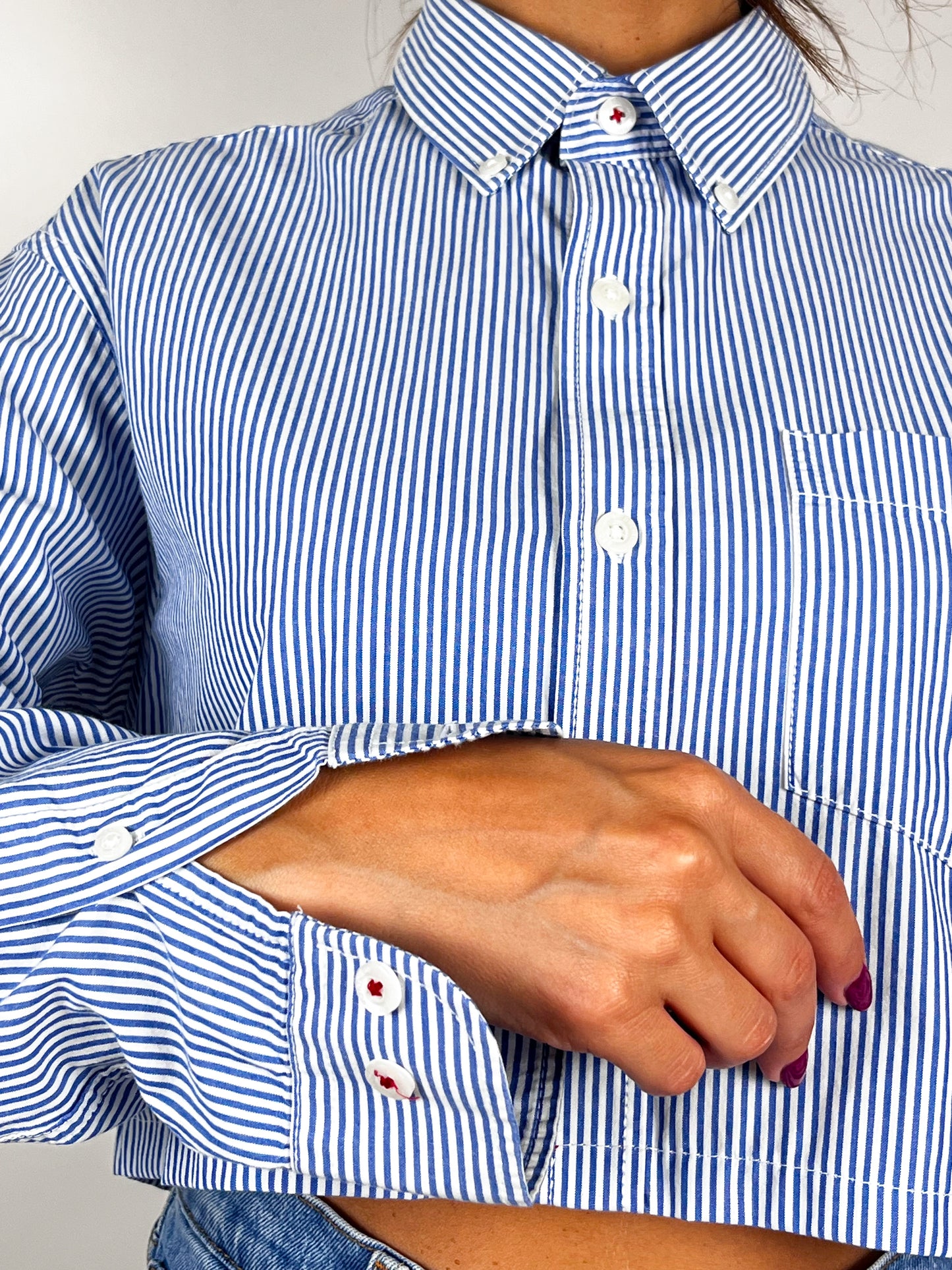 Camicia Cropped Vintage a Righe Azzurre con Scrunchie