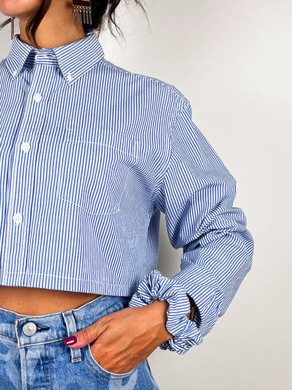 Camicia Cropped Vintage a Righe Azzurre con Scrunchie