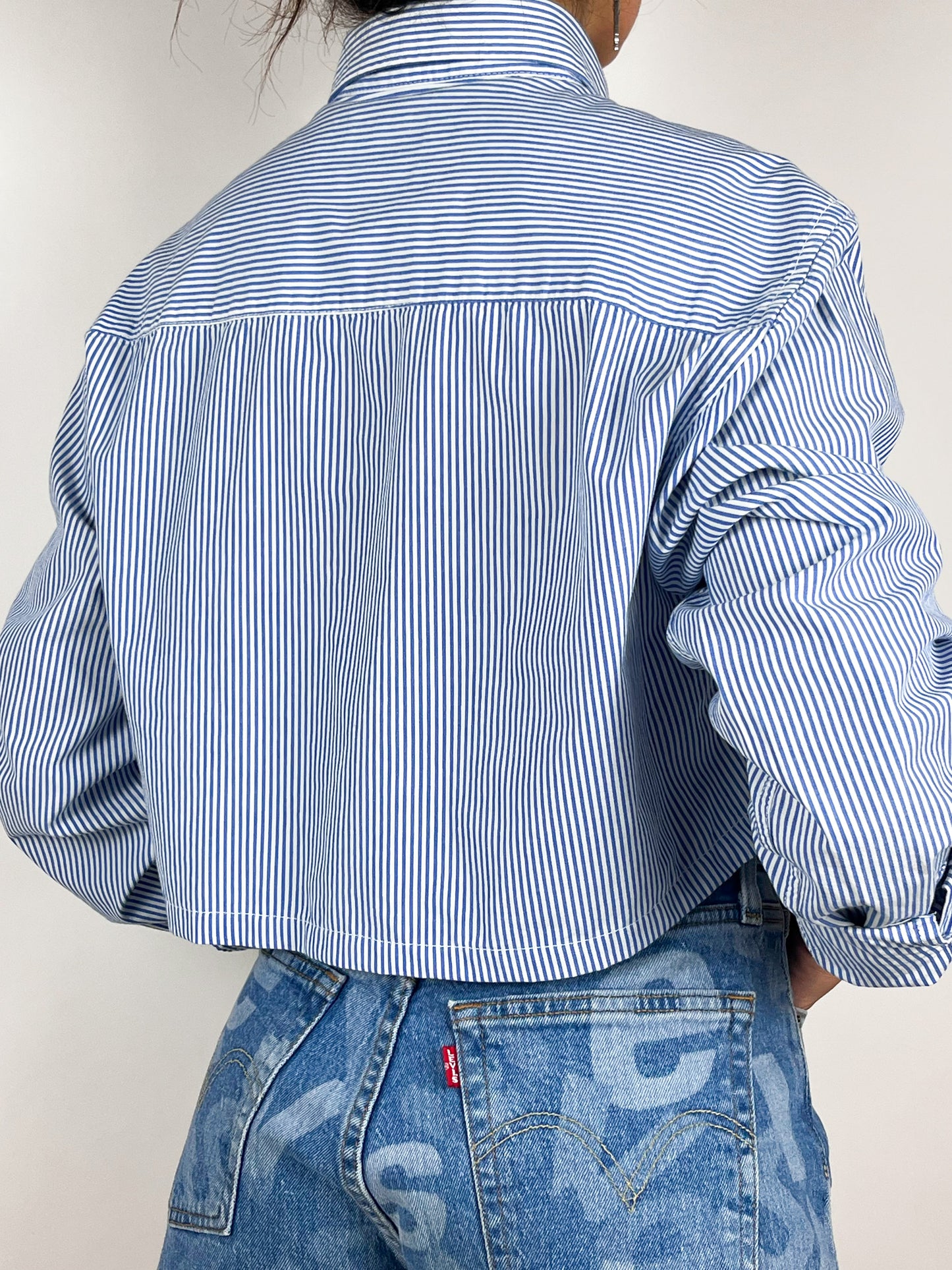 Camicia Cropped Vintage a Righe Azzurre con Scrunchie