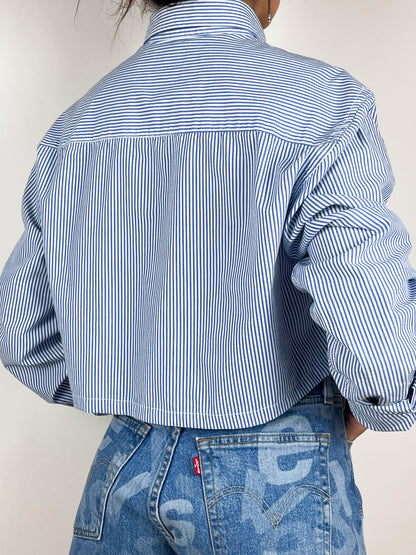 Camicia Cropped Vintage a Righe Azzurre con Scrunchie
