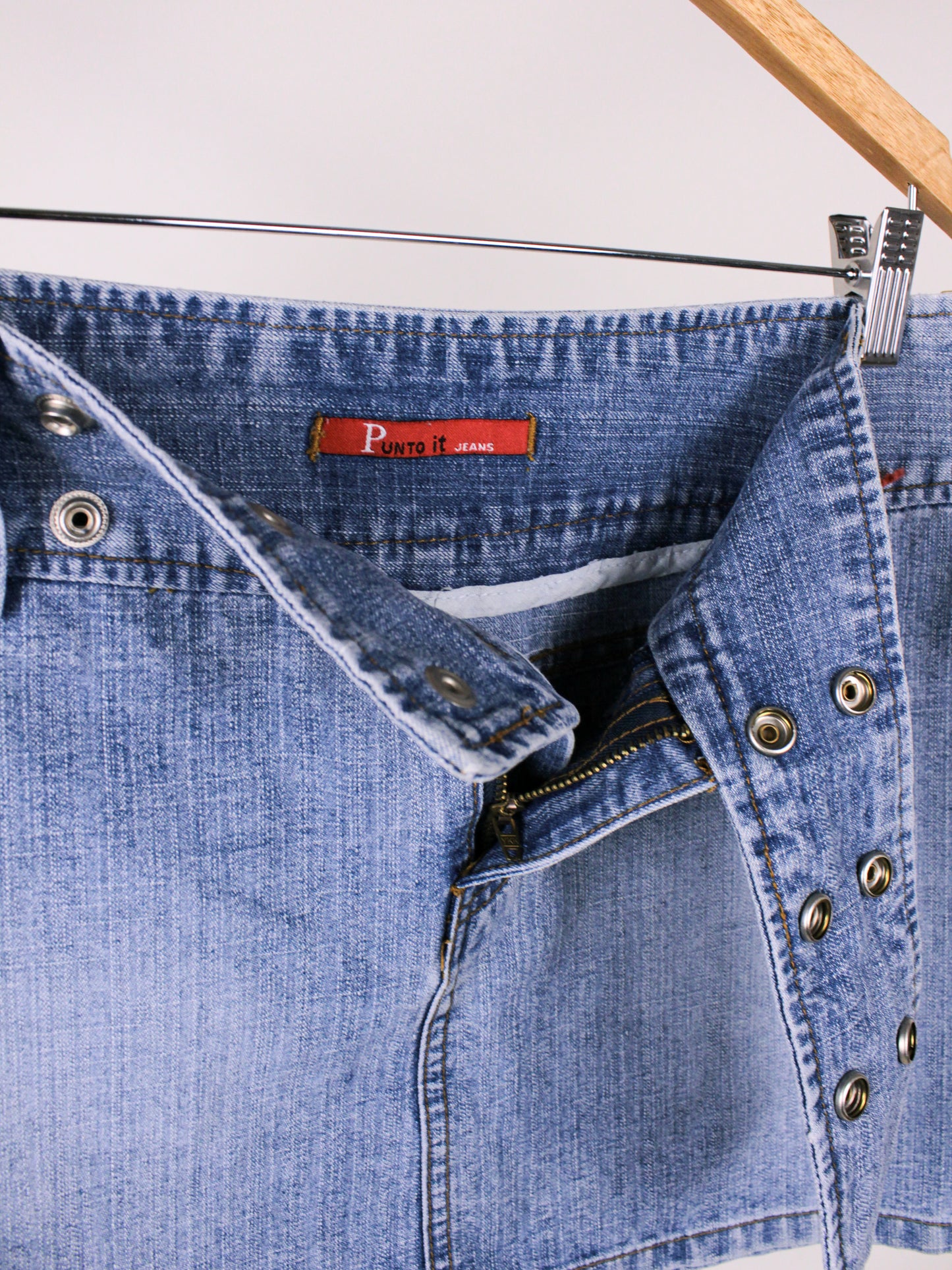 Minigonna denim vintage Y2K anni 2000 con cintura borchiata