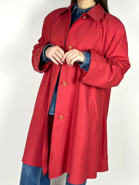 Trench vintage rosso con inserto plissé sul retro – anni ’90