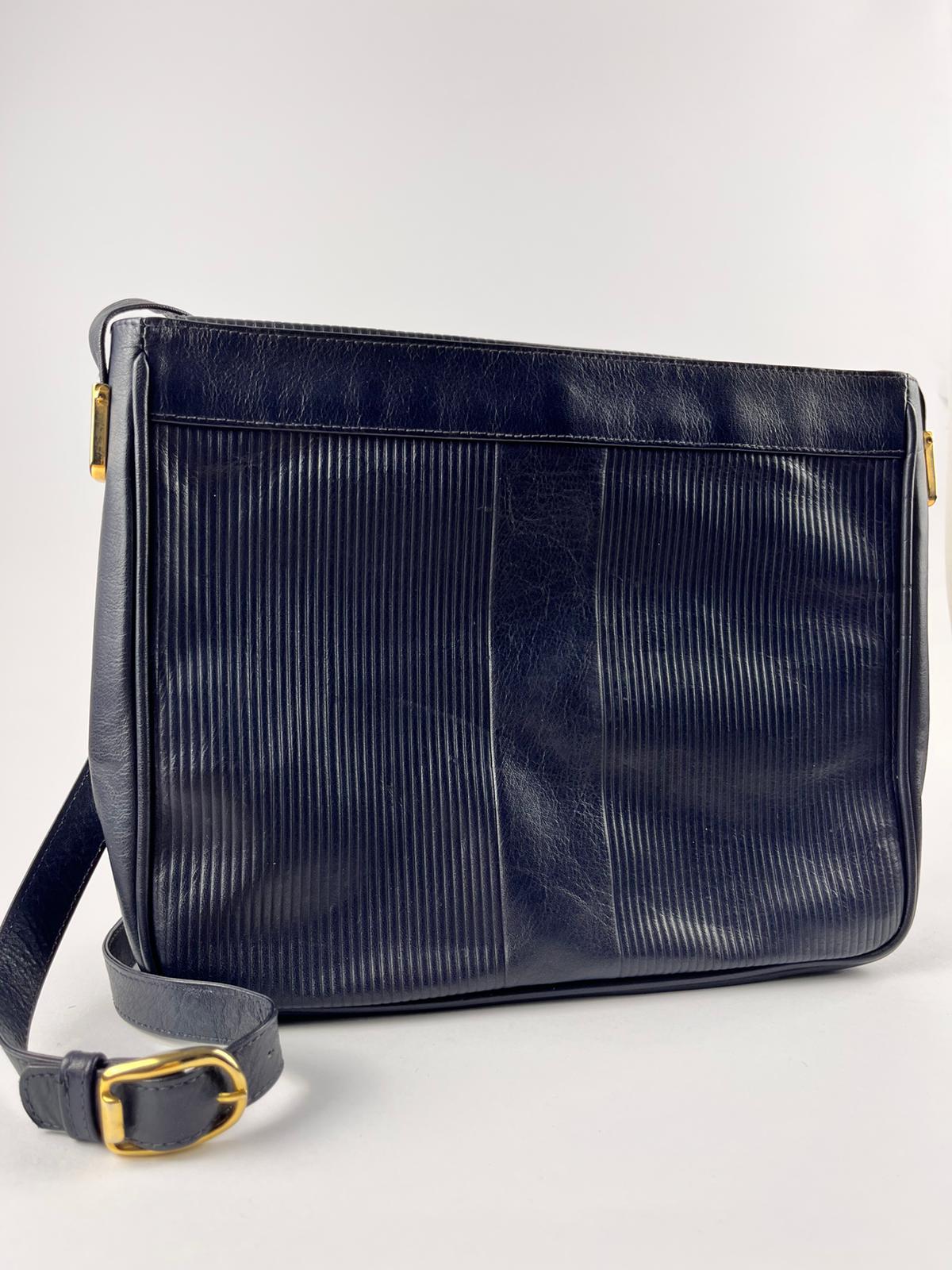 Borsa a Tracolla Vintage in Vera Pelle Blu Notte con Texture Rigata - Anni '90