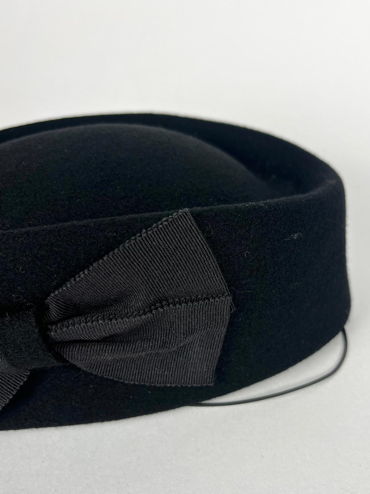 Cappello vintage Marzi Firenze in feltro di lana nero con fiocco  – anni ’60
