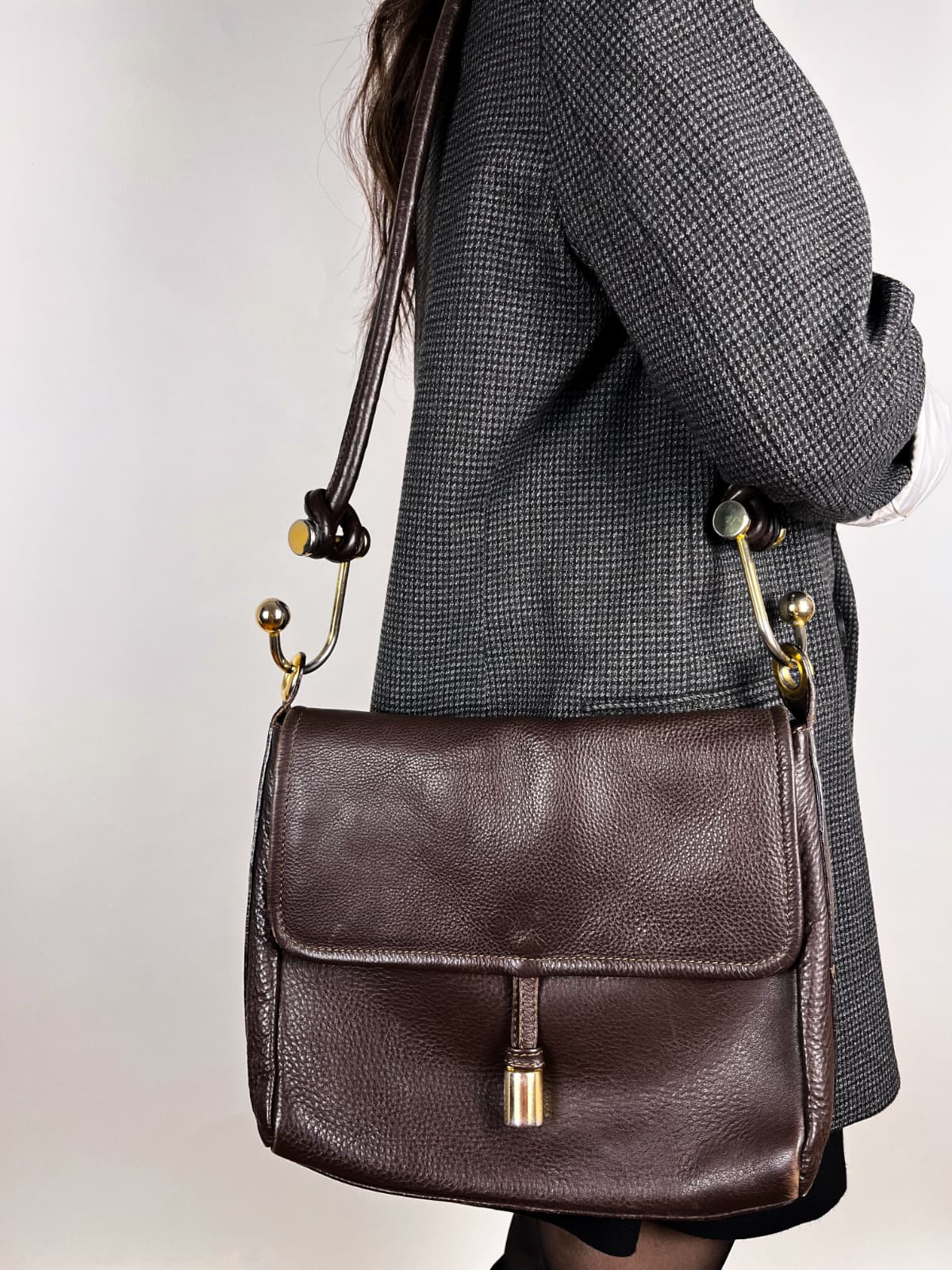 Borsa vintage in pelle marrone con dettagli dorati