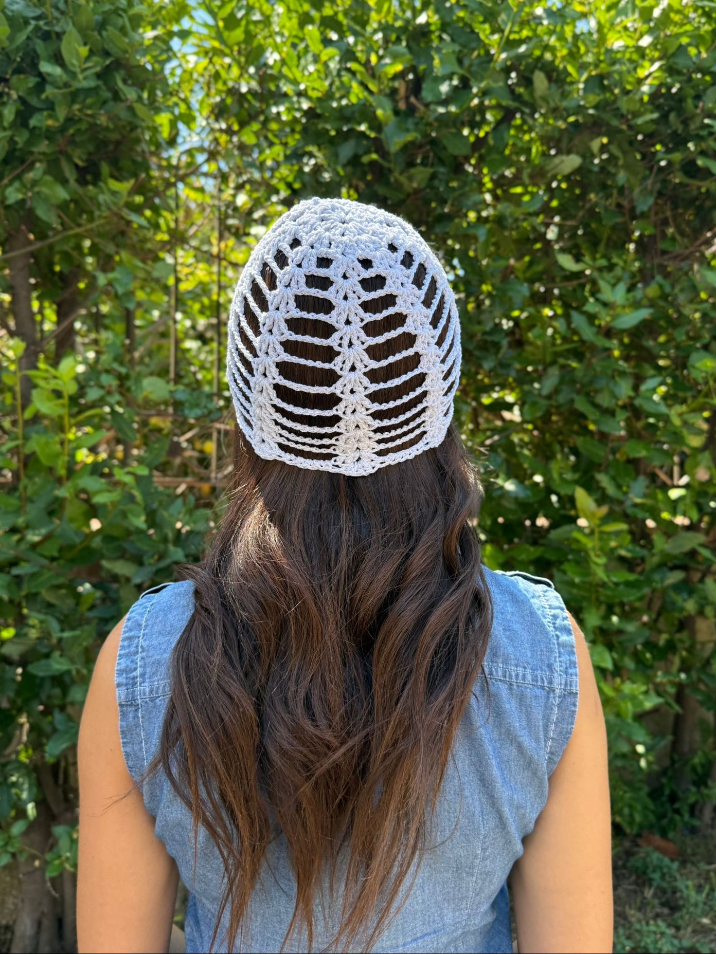 Mesh Hat Crochet Fatto a Mano – Bianco Brillantinato Argento