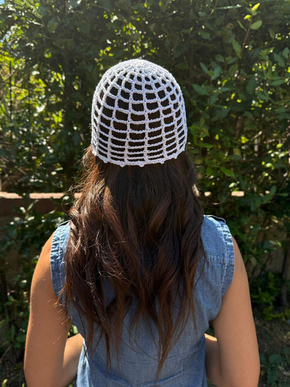 Mesh Hat Crochet Fatto a Mano – Bianco Brillantinato Argento