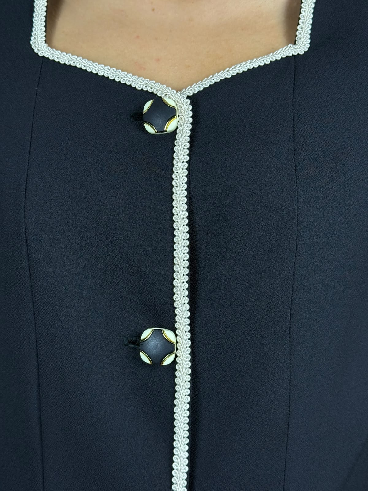Giacca vintage sartoriale nera con bordi bianchi e spalline imbottite – anni ’80