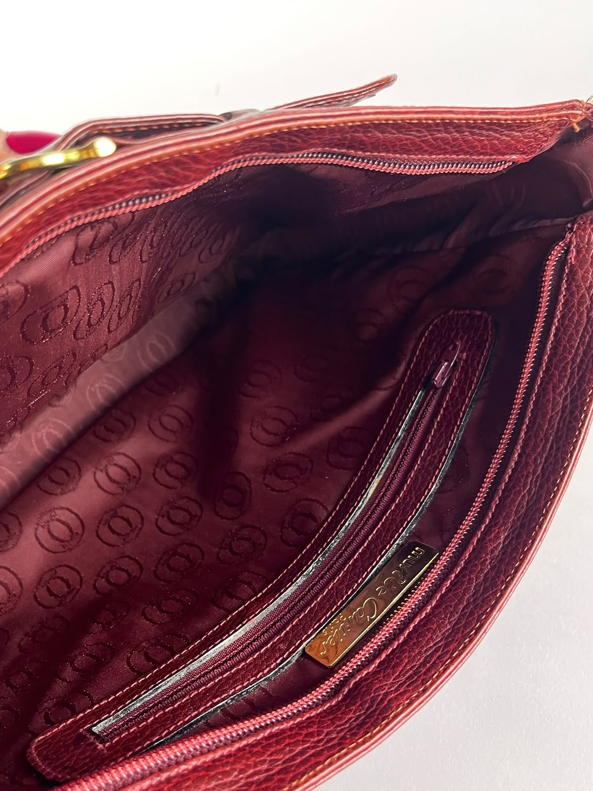 Borsa Must de Cartier Paris vintage in pelle martellata bordeaux – anni ’80