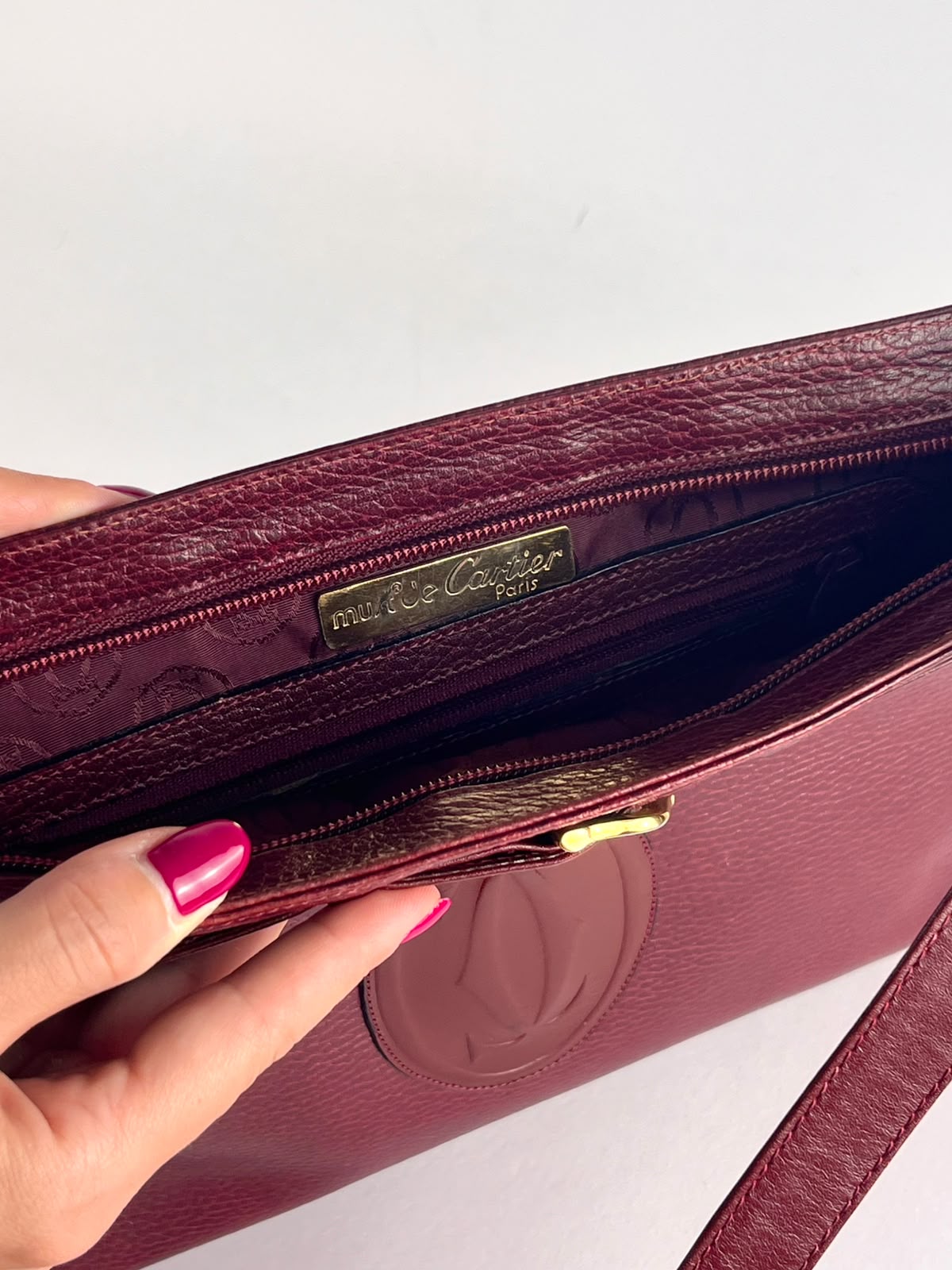 Borsa Must de Cartier Paris vintage in pelle martellata bordeaux – anni ’80