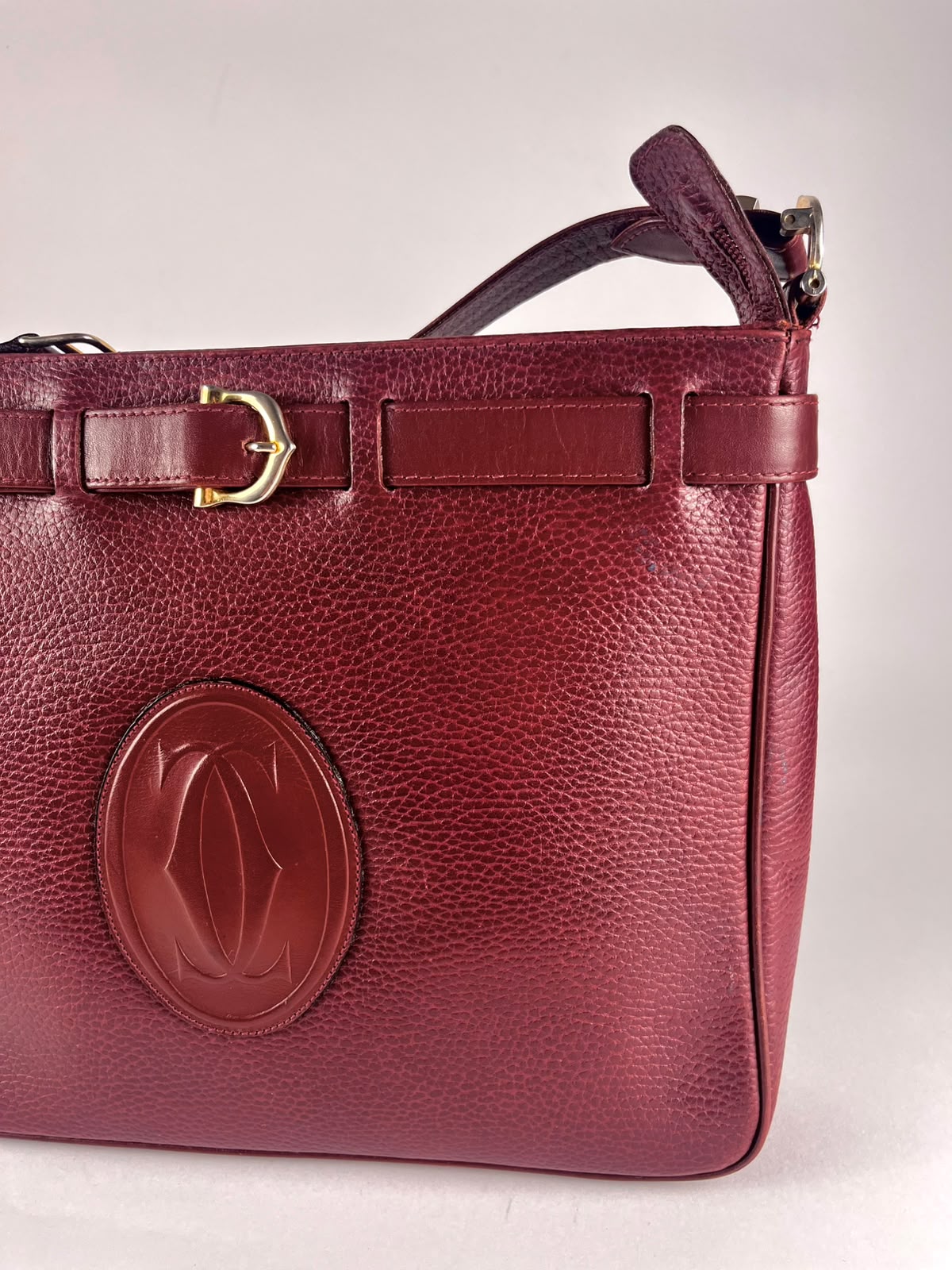 Borsa Must de Cartier Paris vintage in pelle martellata bordeaux – anni ’80