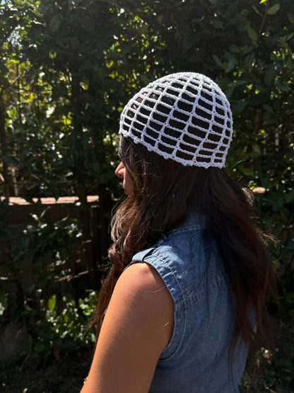 Mesh Hat Crochet Fatto a Mano – Bianco Brillantinato Argento